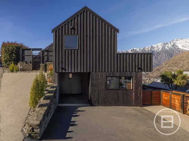 19 Stone Ridge Place, QUEENSTOWN HILL