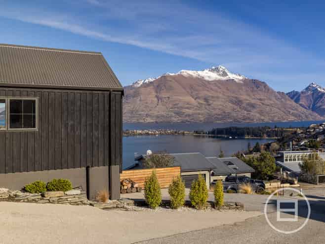 19 Stone Ridge Place, QUEENSTOWN HILL