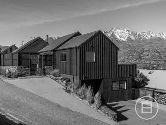19 Stone Ridge Place, QUEENSTOWN HILL