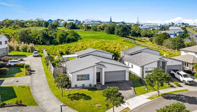 33 Kaipuke Crescent, Gulf Harbour