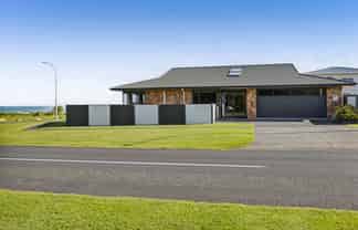 2 Heaphy Road, Opunake