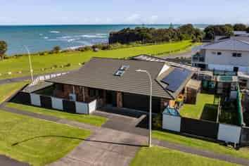 2 Heaphy Road, Opunake