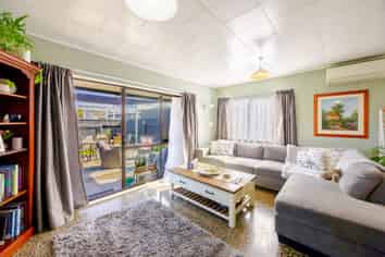 2/601B Oak Road, Akina