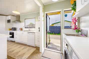 2/601B Oak Road, Akina