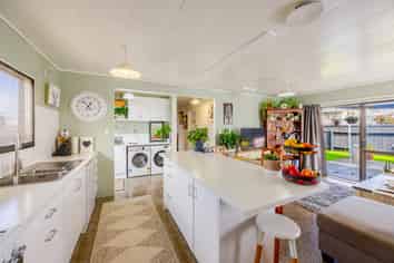 2/601B Oak Road, Akina