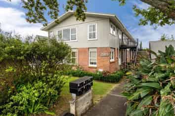 1/221 Hurstmere Road, Takapuna