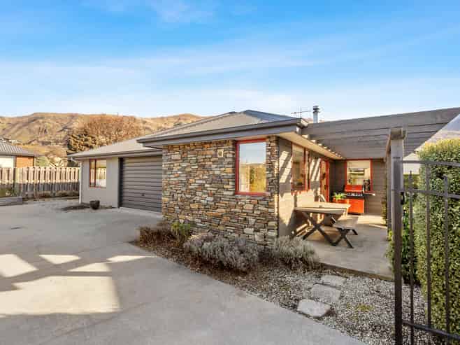 11B Little Oak Common, Wanaka