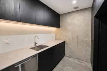 Brand-new high-spec commercial unit