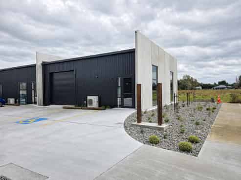 Brand-new high-spec commercial unit