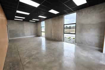 Brand-new high-spec commercial unit