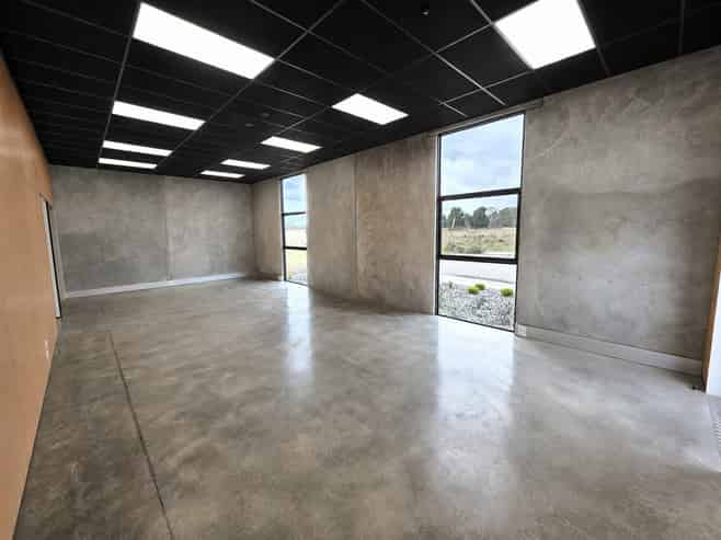 Brand-new high-spec commercial unit
