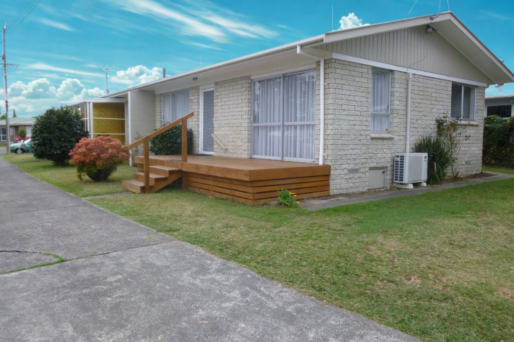 2 Bedroom Unit in Chartwell UNDER $500 2