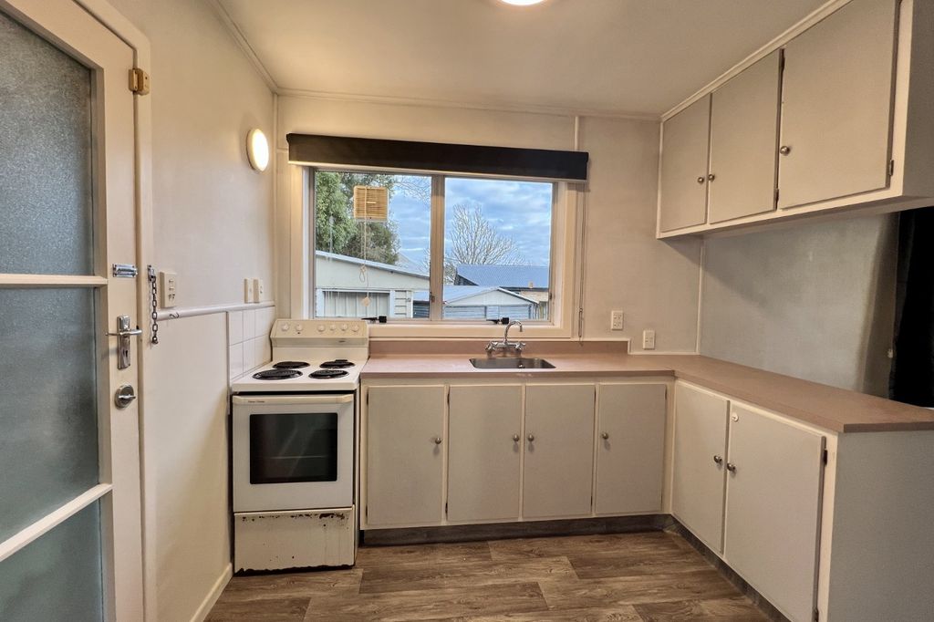 2 Bedroom Unit in Chartwell UNDER $500 3