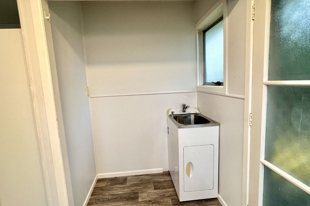 2 Bedroom Unit in Chartwell UNDER $500 4