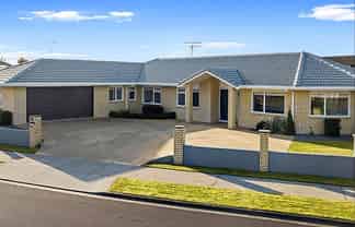 4 Vermont Court, Huntington