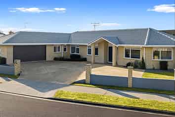 4 Vermont Court, Huntington