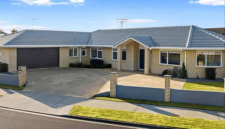 4 Vermont Court, Huntington