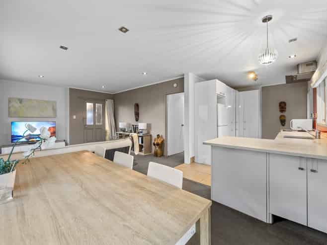2/15 Riverview Road, Panmure