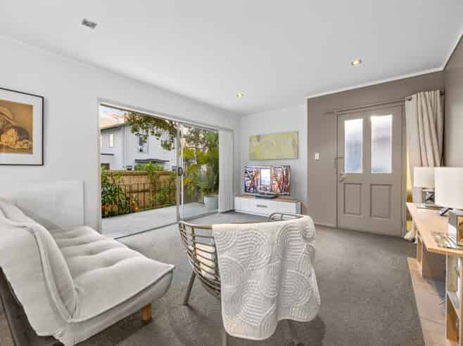 2/15 Riverview Road, Panmure