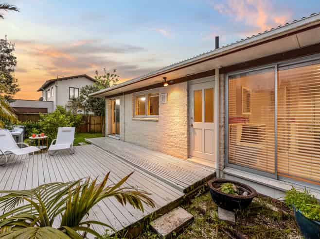 2/15 Riverview Road, Panmure