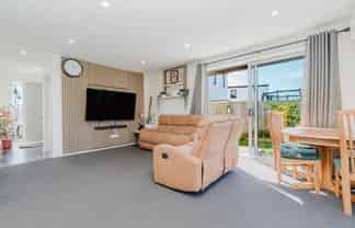 2/10 Mila Paige Close, Glenview