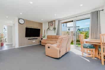 2/10 Mila Paige Close, Glenview