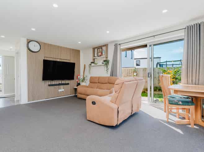 2/10 Mila Paige Close, Glenview