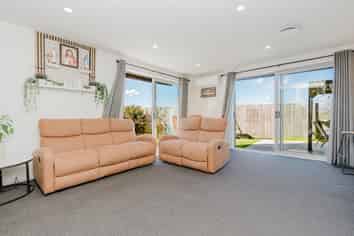 2/10 Mila Paige Close, Glenview