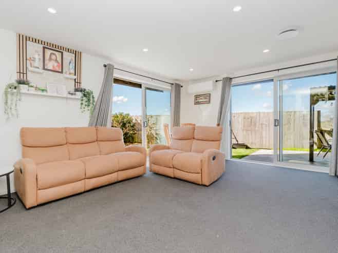 2/10 Mila Paige Close, Glenview