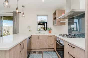 2/10 Mila Paige Close, Glenview