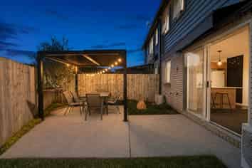 2/10 Mila Paige Close, Glenview