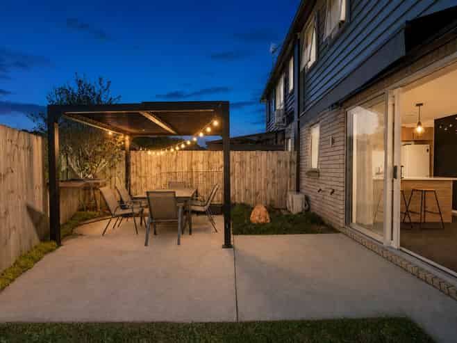 2/10 Mila Paige Close, Glenview