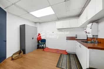 Safe Investment - Strong Tenant & High Yield
