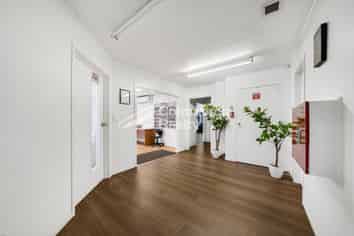 Safe Investment - Strong Tenant & High Yield