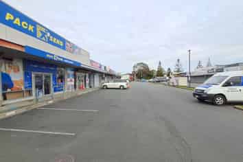 90M² SHOP IN MANUKAU CITY
