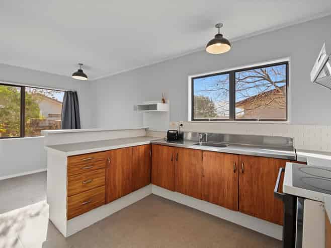 6 College Place, Poike