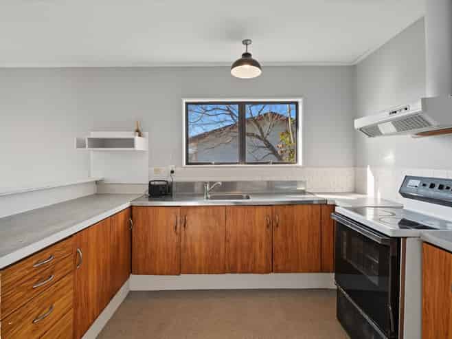 6 College Place, Poike