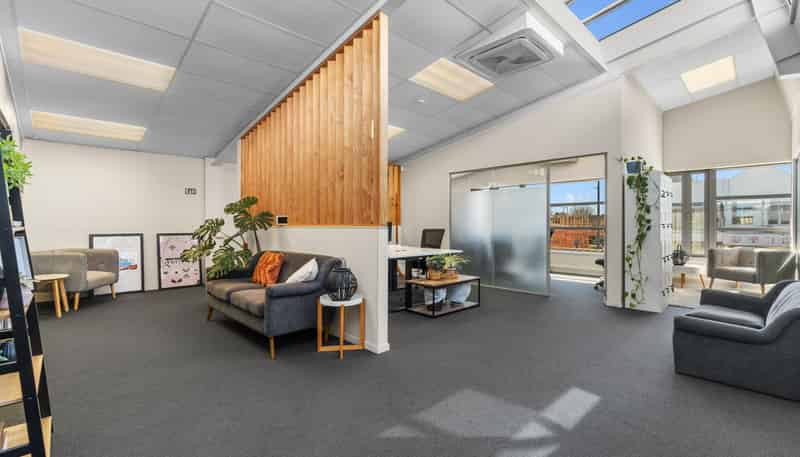 First floo/919 Victoria Street , Hamilton Central