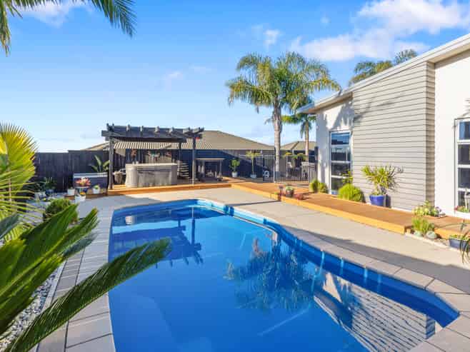 8 Waterside Drive, Pyes Pa