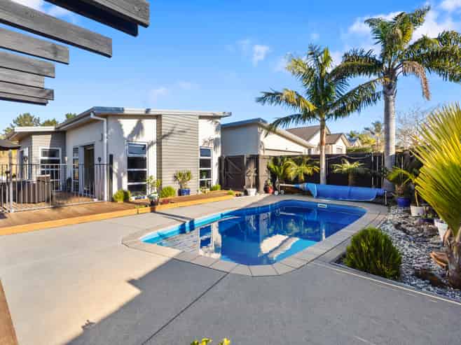 8 Waterside Drive, Pyes Pa