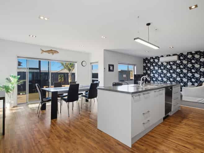8 Waterside Drive, Pyes Pa