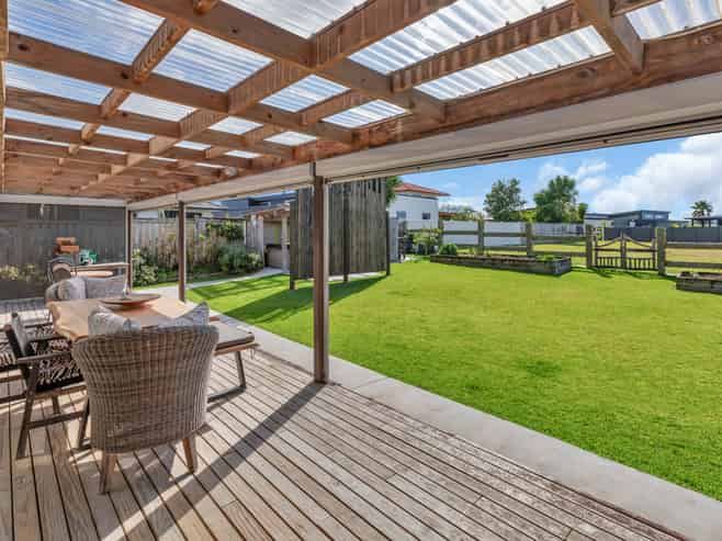 9 Paradise Point Place, One Tree Point