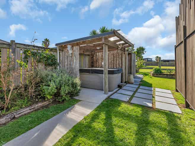 9 Paradise Point Place, One Tree Point