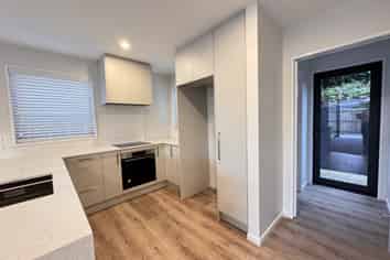 3/4 Grove Road, Addington