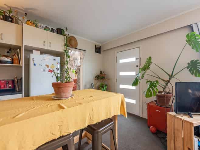 a/126 Eden Street, Island Bay