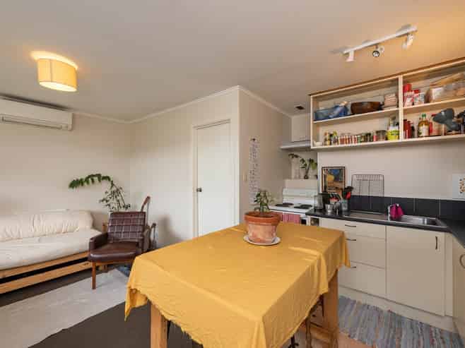 a/126 Eden Street, Island Bay