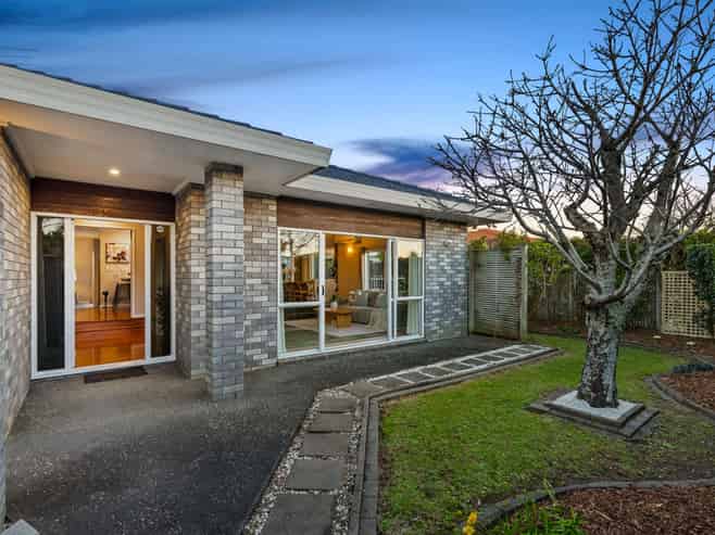 12 Suncrest Drive, West Harbour