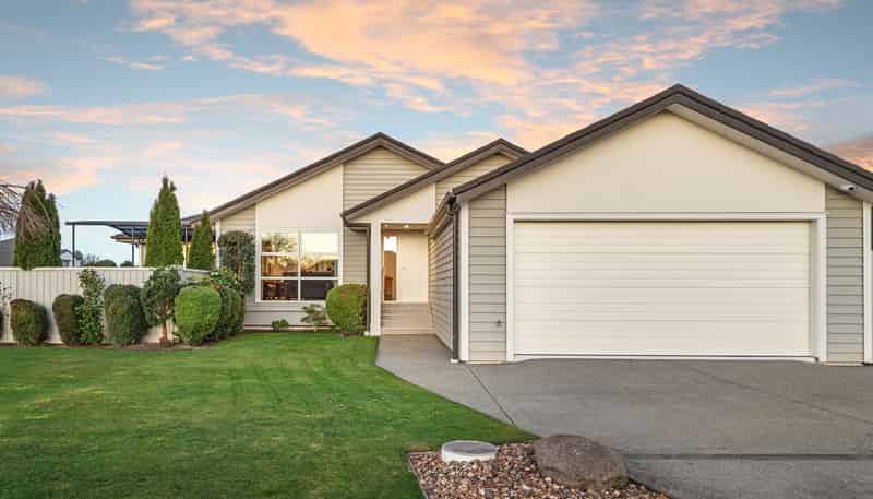 42 Travis Country Drive, Burwood