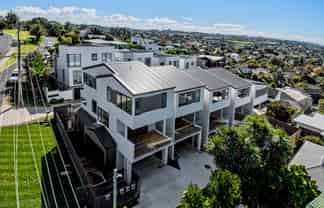 2/589A East Coast Road, Browns Bay