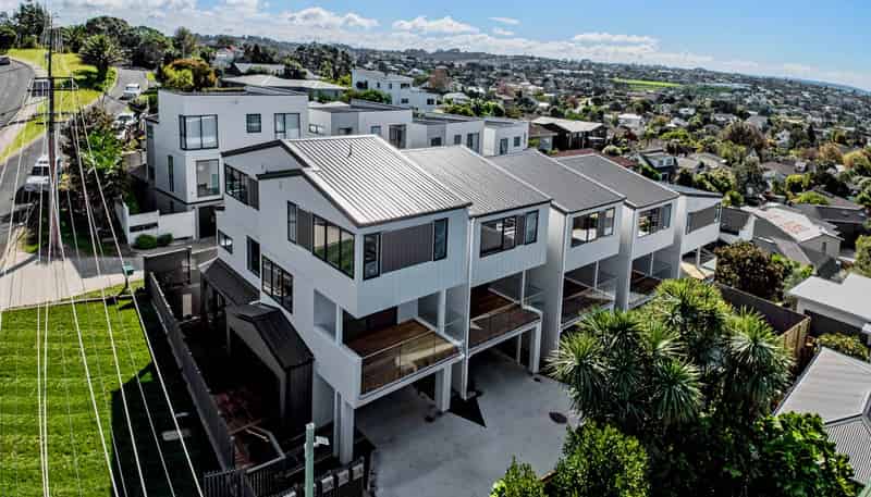2/589A East Coast Road, Browns Bay